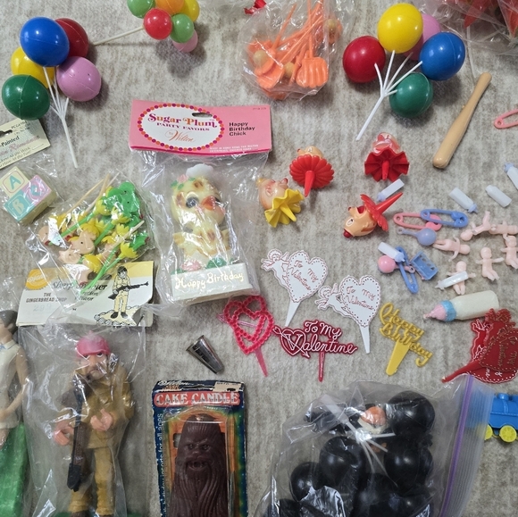 Lot of  Vintage Cake Decoration Toppers Cupcake Plastic Variety All Occasions - Picture 4 of 5
